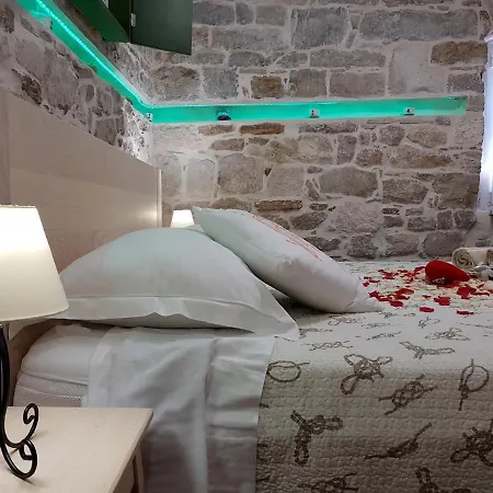 Nautica Stone House سبليت