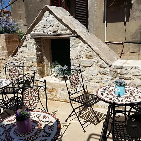 Nautica Stone House شقة