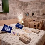 Villa Nautica Stone House Apartment