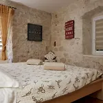 Villa Nautica Stone House Apartment