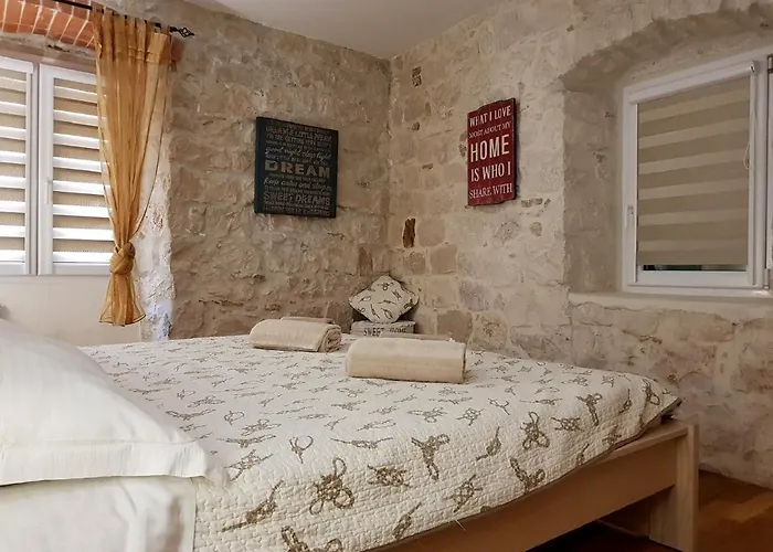 Nautica Stone House 아파트