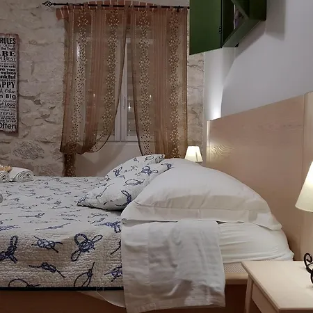 Nautica Stone House Split